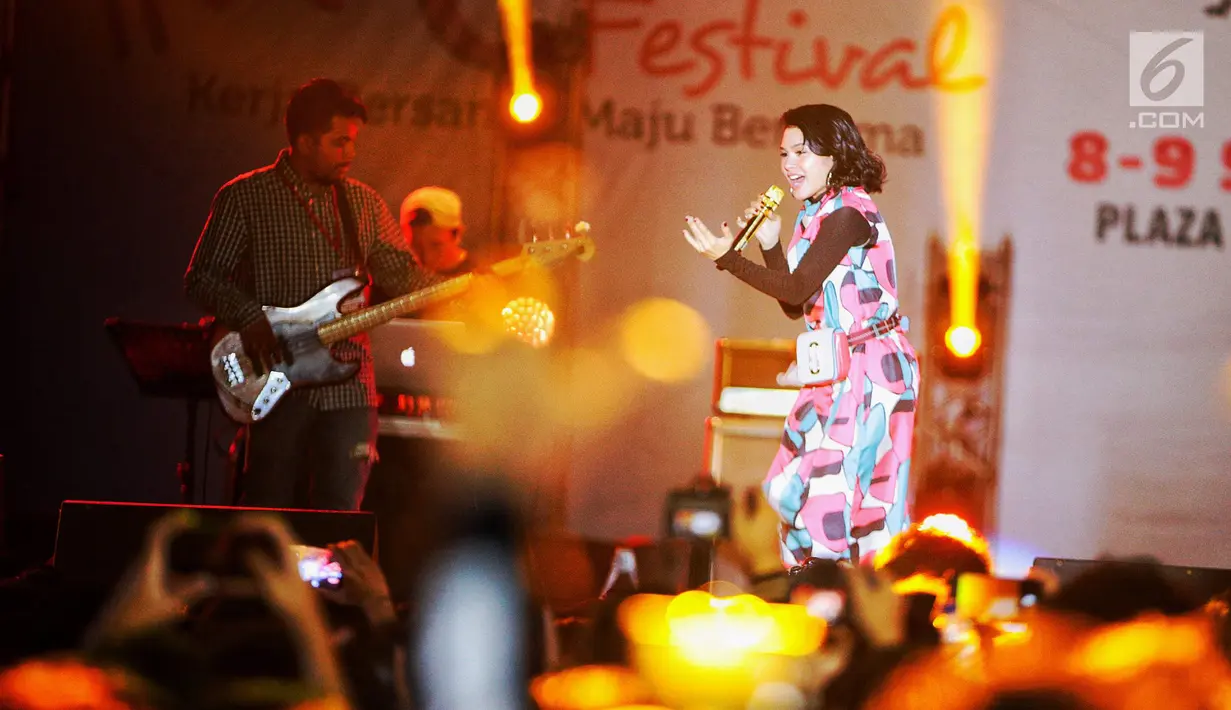 Penyanyi jazz Andien Aisyah tampil di panggung Jak-Japan Matsuri 2018 di Plaza Tenggara, Senayan, Jakarta, Sabtu (8/9). Penampilan Andien dimeriahkan dengan kerlap-kerlip lampu panggung. (Liputan6.com/Faizal Fanani)