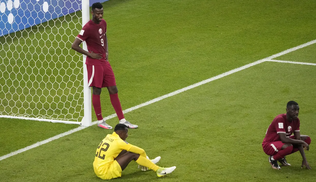 <p>Penjaga gawang Qatar Meshaal Barsham dan penyerang Mohammed Muntari setelah kalah 1-3 dari Senegal dalam pertandingan grup A Piala Dunia di Stadion Al Thumama di Doha, Qatar, Jumat, 25 November 2022. Anak asuh Felix Sanchez bahkan dipastikan sudah tersisih setelah Grup A menyelesaikan dua putaran. Kekalahan 1-3 dari Senegal, Jumat (25/11/2022), ditambah skor imbang Belanda vs Ekuador, membuat mereka secara matematis mustahil ke babak gugur. (AP Photo/Ariel Schalit)</p>
