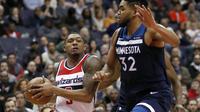 Bradley Beal (kiri) coba lewati adangan Karl Anthony Towns (AP Photo/Alex Brandon)
