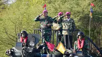Menteri Koordinator Bidang Politik Hukum dan Keamanan (Menkopolhukam) Mahfud Md menyaksikan secara langsung puncak Manuver Lapangan (Manlap) Latihan Gabungan (Latgab) TNI tahun 2023 yang digelar di Pos Tinjau T 12 Pusat Latihan Tempur (Puslatpur) Marinir 5 Baluran, Asembagus, Situbondo, Jawa Timur. (Dok. Istimewa)