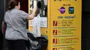 Calon penumpang menukarkan sampah botol plastik dengan tiket kereta menggunakan mesin daur ulang di stasiun metro bawah tanah Cipro, Roma, Selasa (8/10/2019). Program penukaran botol plastik dengan tiket di tiga stasiun kereta bawah tanah kota Roma ini dimulai sejak Juli lalu. (Tiziana FABI/AFP)