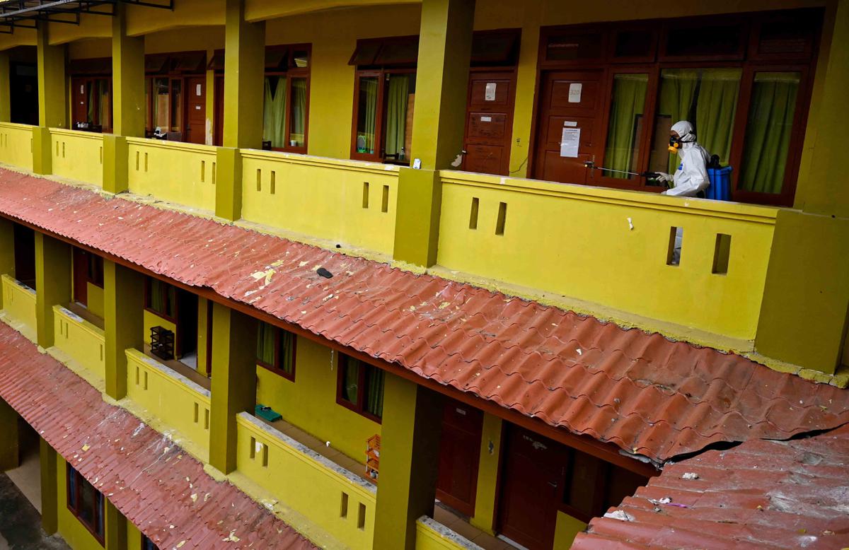 FOTO: Pencegahan Dini Flu, BPBD Aceh 'Cuci' Asrama Sekolah dengan Disinfektan