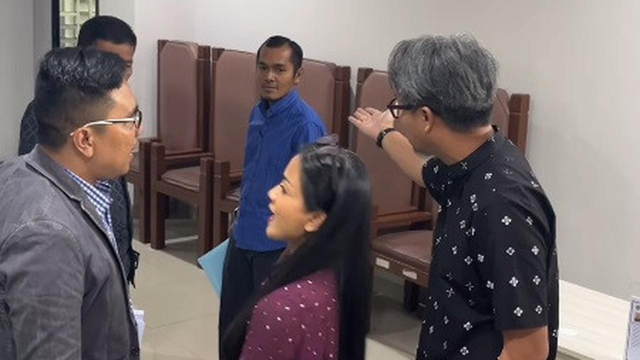 Nirina tidak bisa lagi menahan emosinya