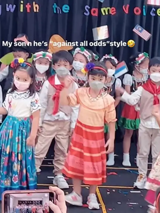 Saat anak keduanya tampil bersama teman sekelasnya, Ayu pun banyak abadikan aksi putranya tersebut dalam media sosial Instagram. Ia pun mengungkapkan syukur karena selalu punya waktu saat anak memiliki kegiatan dan berharap setiap dukungannya ini dapat memberi arti mendalam kepada anak-anaknya. (Liputan6.com/IG/@mrsayudewi)