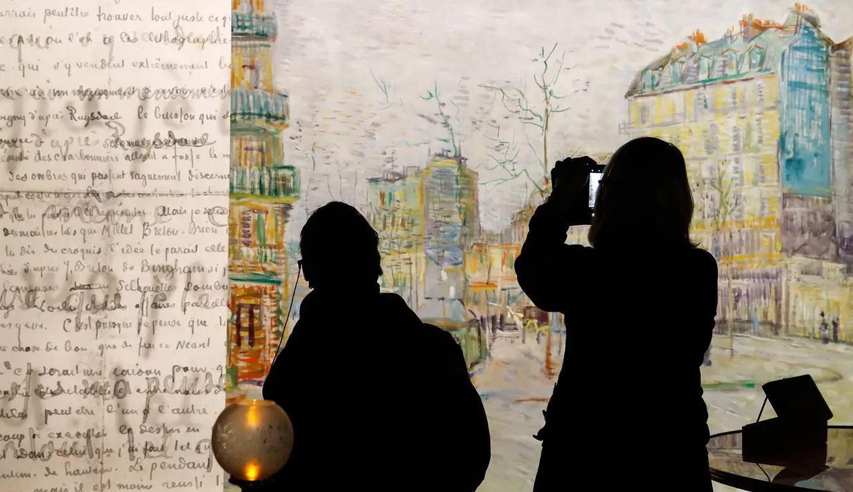 Pengunjung mengamati sebuah koleksi dalam proyek pameran Meet Vincent van Gogh Experience di London, Inggris, Selasa (25/2/2020). Pameran ini mengajak para pengunjung menyelami dunia sang maestro. (Xinhua/Han Yan)