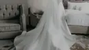 Penampilan Shanju tentu dilengkapi dengan veil  panjang hingga menyapu lantai. [@elsiechrysila]