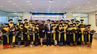 Kerja keras dan niat yang kuat mengantarkan 27 Pekerja Migran Indonesia (PMI) di Hong Kong lulus kuliah. (KBRI Hong Kong)
