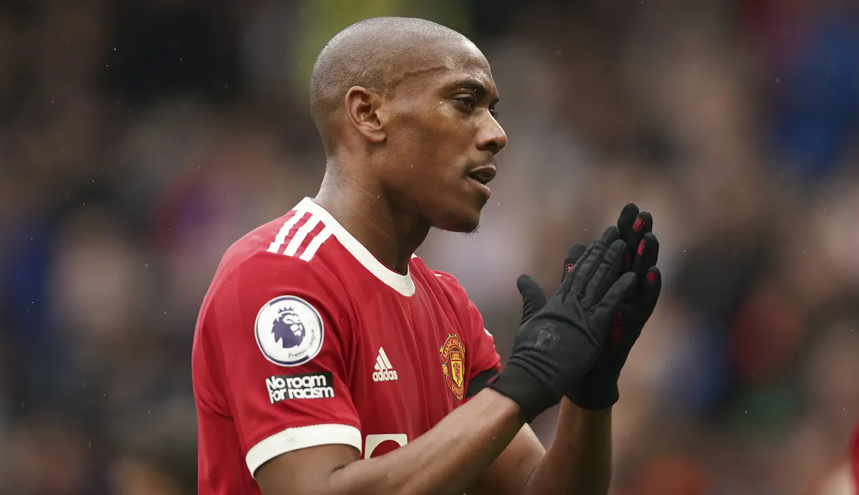 Anthony Martial. Striker berusia 25 tahun ini didatangkan Manchester United dari AS Monaco pada 2015/2016 dengan nilai transfer sebesar 60 juta euro atau setara Rp.986 miliar. Memasuki musim ke-7, ia telah tampil dalam 265 laga dengan mencetak 79 gol dan 50 assist. (AP/Pool/Dave Thompson)