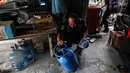Petugas Krimsus Polda Metro Jaya memeriksa tabung gas elpiji 12 kg di kawasan Kebon Jeruk, Jakarta, Kamis (30/7/2015). Kasus ini bermula dari laporan warga ketika mengembalikan tabung gas yang diduga berisi air ke penjual. (Liputan6.com/Faizal Fanani)