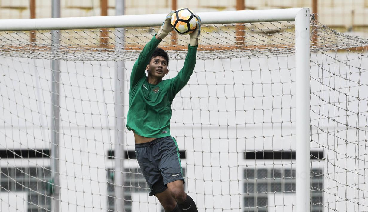 Kiper Timnas Indonesia U-19, Gianluca Pagliuca, menangkap bola saat latihan di Stadion Wibawa Mukti, Bekasi, Senin (16/10//2017). Persiapan ini dilakukan jelang kualifikasi Piala Asia U-19. (Bola.com/Vitalis Yogi Trisna)