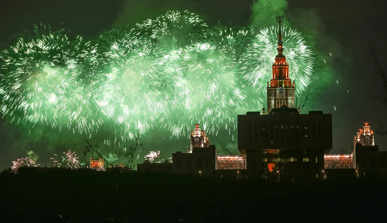 Hari raya tersebut pertama kali dirayakan di Republik di Uni Soviet, setelah penandatanganan dokumen kapitulasi pada 8 Mei 1945 malam (setelah tengah malam, pada 9 Mei Waktu Moskow).