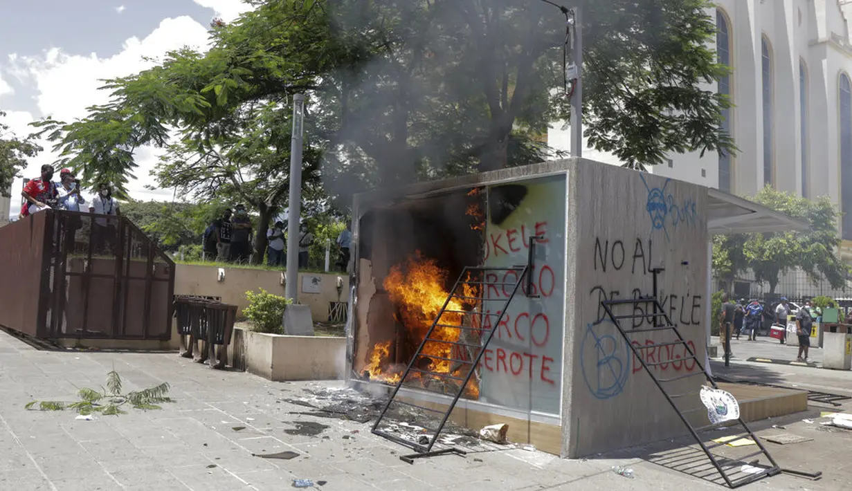 Mesin ATM bitcoin bernama Chivo yang dibakar dalam protes terhadap Presiden Nayib Bukele di San Salvador, El Salvador, Rabu (15/9/2021). Dalam aksi itu ribuan warga Salvador juga memprotes Bukele yang dikhawatirkan kembali mengikuti pemilihan pada tahun 2024 mendatang. (AP Photo/Ivan Manzano)