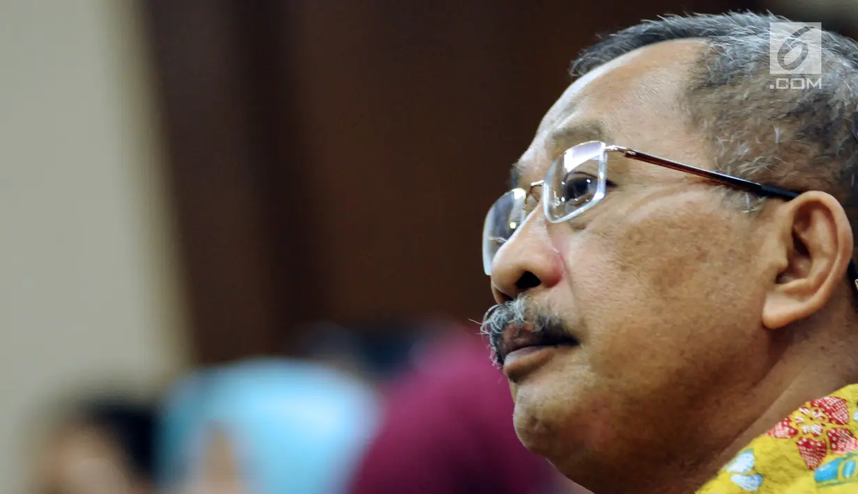 Ketua Pengadilan Tinggi Manado, Sudiwardono jelang mengikuti sidang di Pengadilan Tipikor, Jakarta, Rabu (28/2). Sudiwardono didakwa menerima suap dari Aditya A Moha untuk memengaruhi putusan banding. (Liputan6.com/Helmi Fithriansyah)
