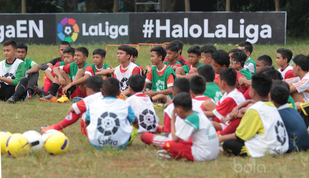 Anak SSB Tik Tak mendengar arahan dari instruktur pada Coaching Clinic bersama RCD Espanyol di Lapangan  AKRI, Ampera, Minggu (16/7/2017). Coaching Clinic oleh pelatih Thomas N’Kono dan Kiper Espanyol B, Eduardo Frais. (Bola.com/Nicklas Hanoatubun)