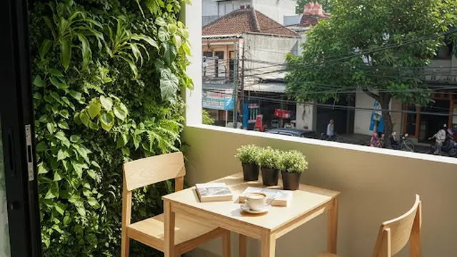 Teras Skandinavia dengan Vertical Greenery