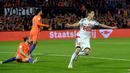 Gol hiburan pemain Belarus, Alexei Rios ke gawang Belanda pada kualifikasi Piala Dunia 2018 di Stadion De Kuip, Rotterdam. Belanda menang 4-1. (REUTERS/United Photos/Toussaint Kluiters)