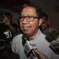 Plt Ketum PSSI Joko Driyono bersiap menjalani pemeriksaan di Ditkrimum Polda Metro Jaya, Rabu (27/2). Satgas Anti-Mafia Bola Polri kembali memeriksa Jokdri sebagai tersangka perusakan barang bukti kasus pengaturan skor. (Liputan6.com/Johan Tallo)