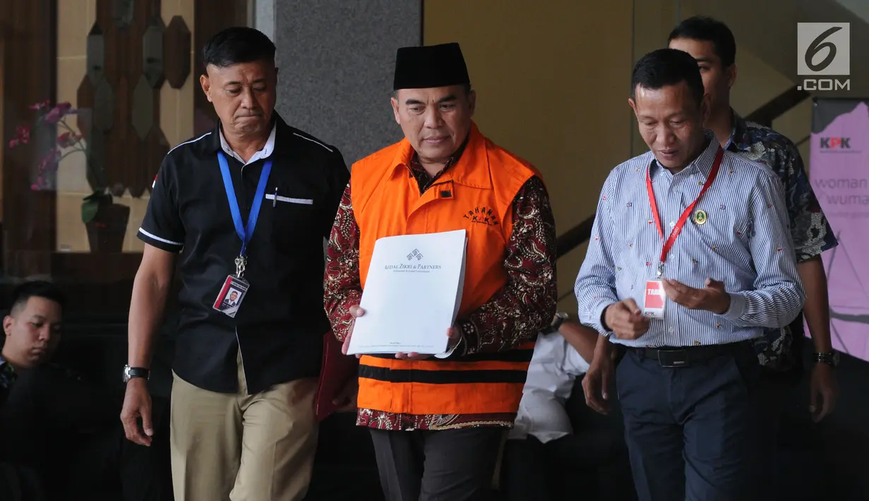 Bupati Jepara Ahmad Marzuqi (tengah) mengenakan rompi tahanan usai menjalani pemeriksaan di Gedung KPK, Jakarta, Senin (13/5/2019). KPK resmi menahan Ahmad Marzuqi selama 20 hari ke depan. (merdeka.com/Dwi Narwoko)