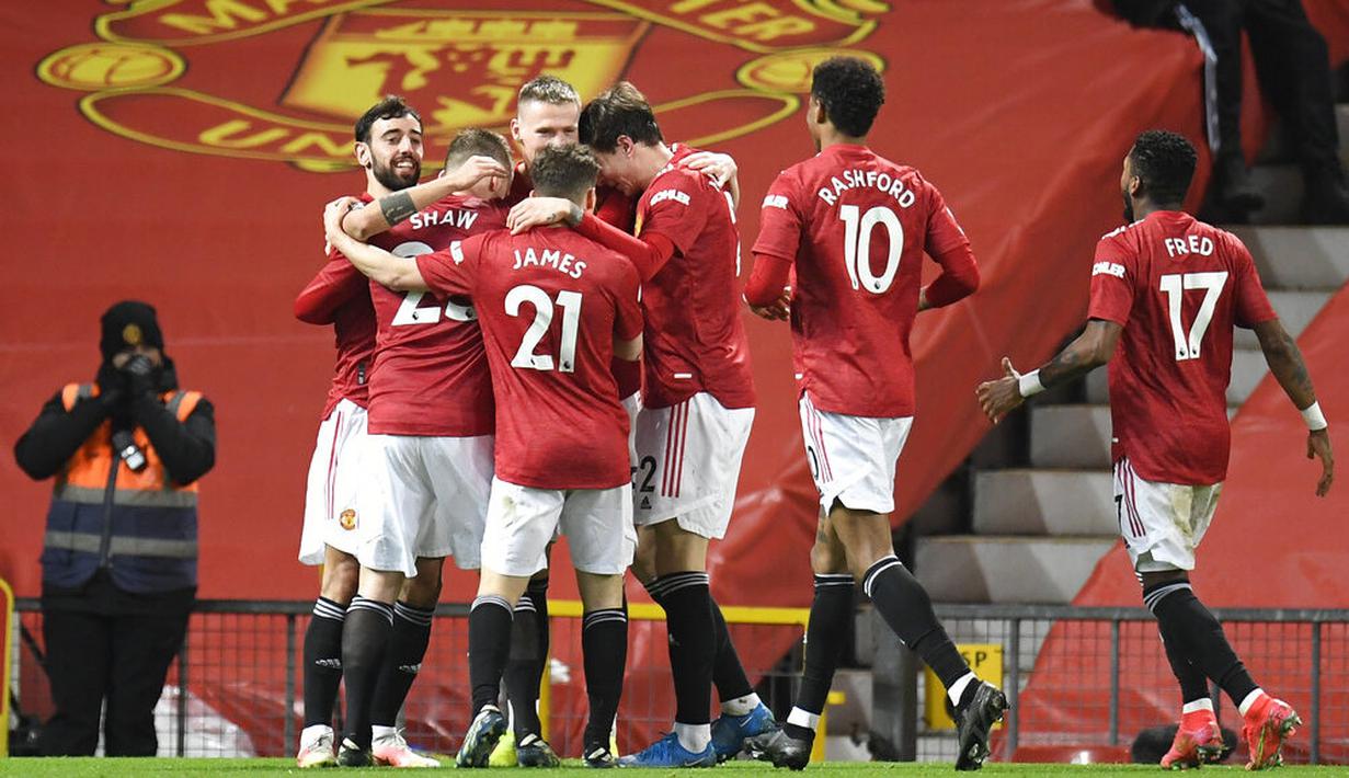 Para pemain Manchester United merayakan gol ke gawang West Ham United pada laga Liga Inggris di Stadion Old Trafford, Minggu (15/3/2021). Setan Merah menang dengan skor 1-0. (AP/Dave Thompson,Pool)