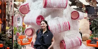 Nagita Slavina kembali mencuri perhatian dengan gaya fashion-nya yang simple namun tetap stylish saat menikmati liburannya di Bangkok baru-baru ini.  [@raffinagita1717].