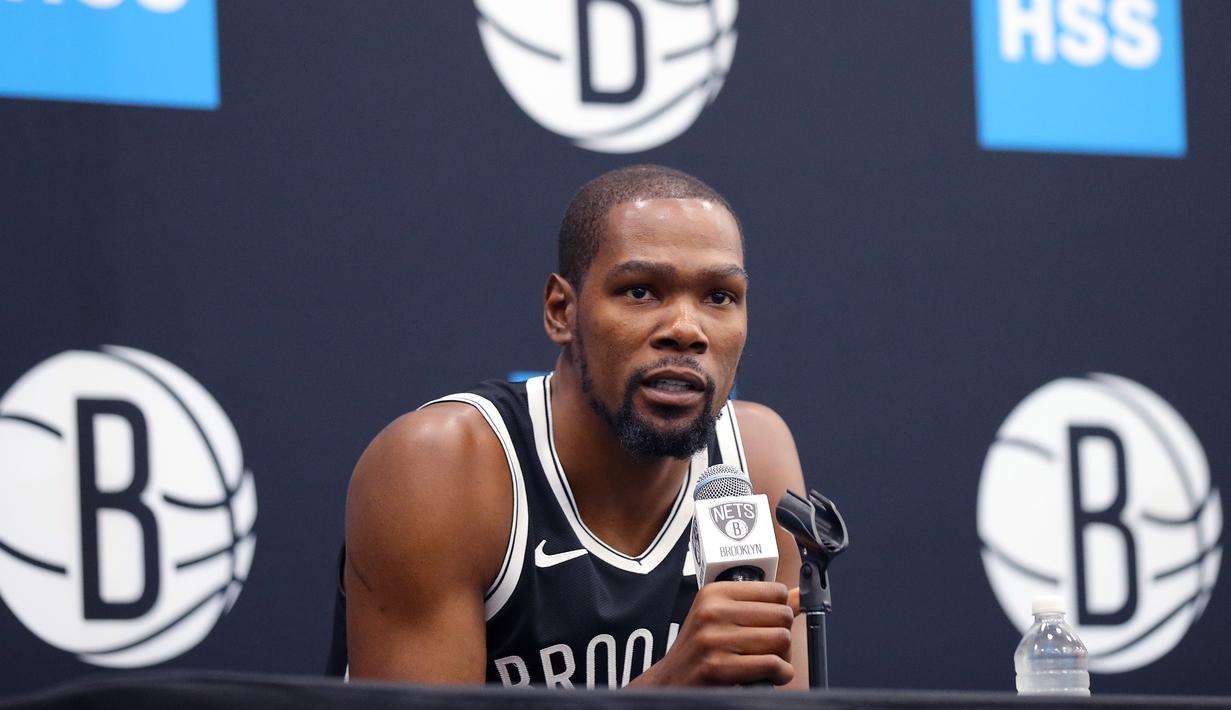 Pihak Brooklyn Nets sendiri memastikan bahwa empat punggawanya, termasuk Durant, dinyatakan positif terjangkit COVID-19. (AFP/Mike Lawrie)