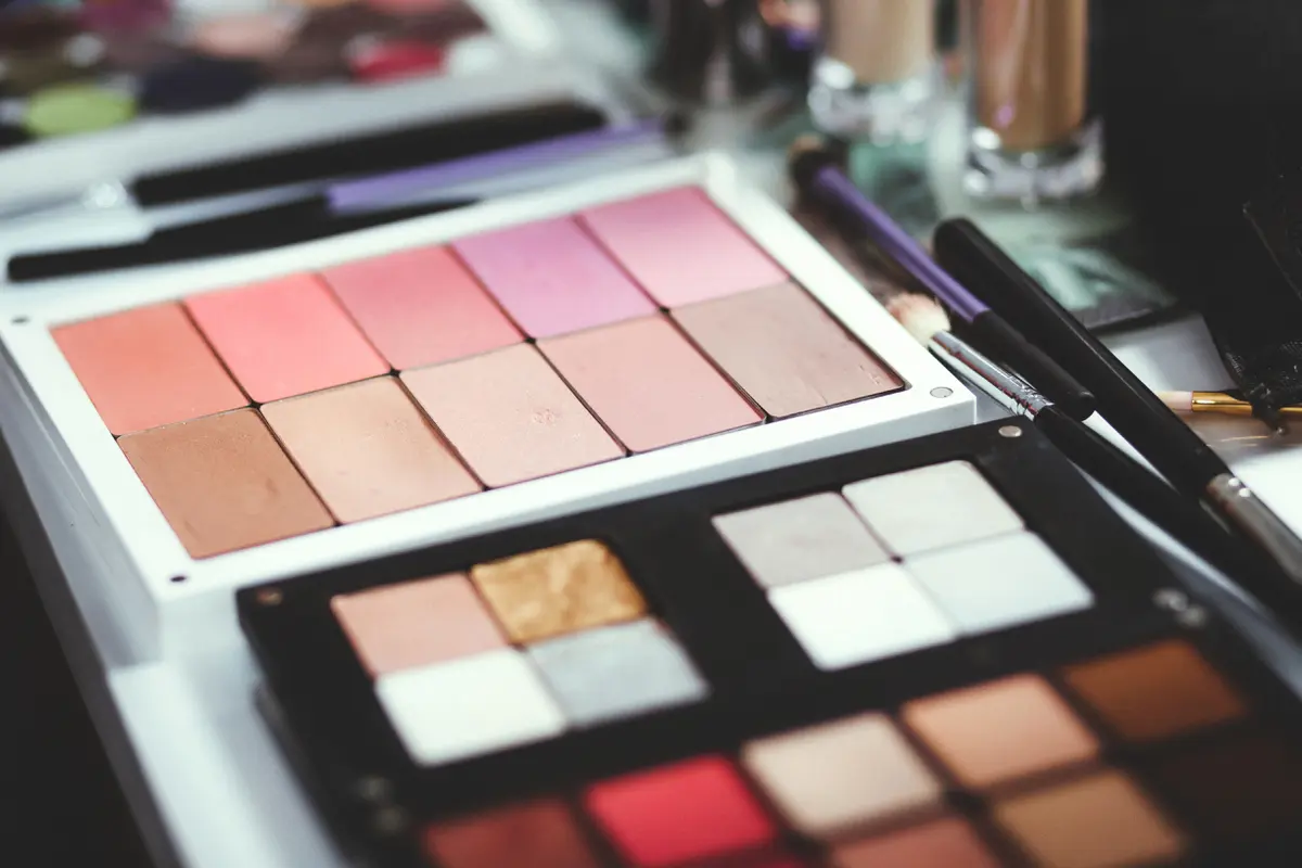 Mau ahli pakai eyeshadow? ini trik mudah dari para makeup artist