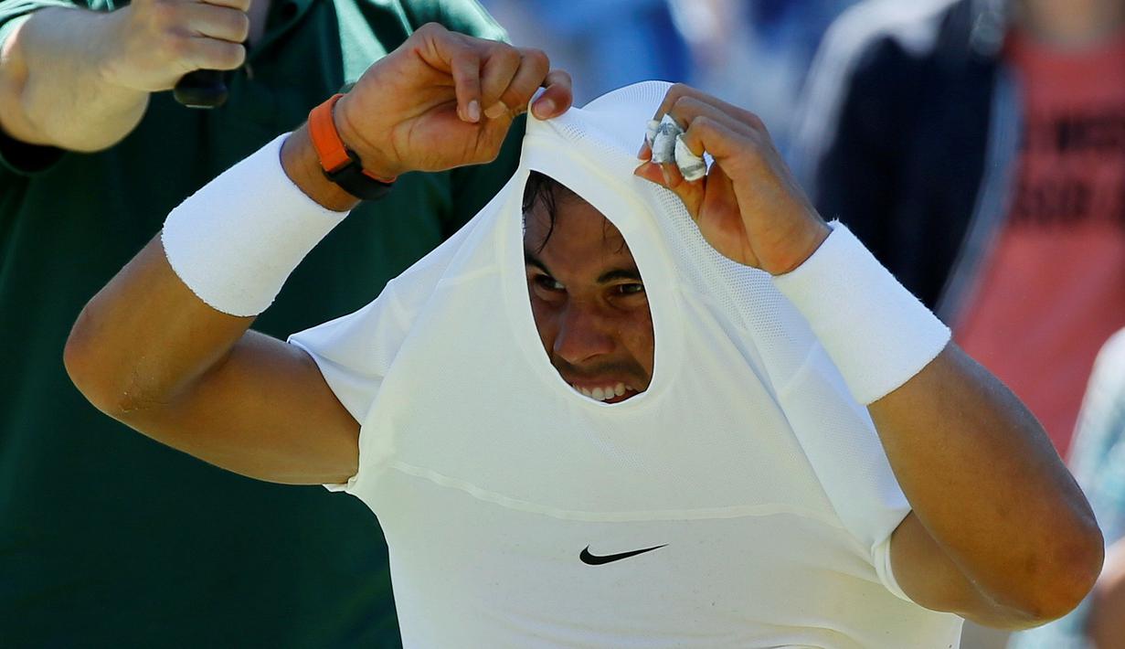 Petenis Spanyol, Rafael Nadal, saat berhadapan dengan Thomaz Bellucci dari Brazil dalam turnamen tenis Wimbledon di London, Inggris. (30/6/2015). (REUTERS/Stefan Wermuth).