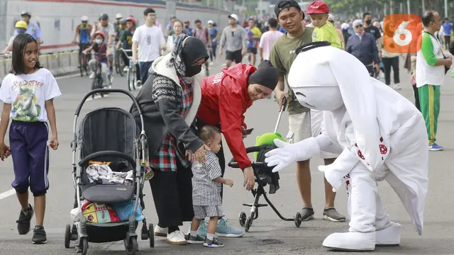 Foto: Maskot Piala Dunia 2022 Sapa Warga Ibu Kota, La'eeb Diserbu Anak-anak di CFD Jakarta