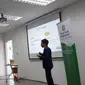 Tim wirausaha sosial Musimpanen Indonesia sedang mempresentasikan program di ajang Young Social Entrepreneurs 2018 di Singapura. (Liputan6.com/Anri Syaiful)