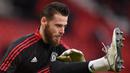 David De Gea. Kiper Spanyol berusia 31 tahun yang telah 11 musim membela MU ini menjadi kiper dengan gaji tertinggi di Liga Inggris dengan nilai mencapai 375 ribu pound atau setara Rp7,25 miliar per pekan. Gajinya hanya kalah dari Cristiano Ronaldo dan Kevin De Bruyne. (AFP/Oli Scarff)