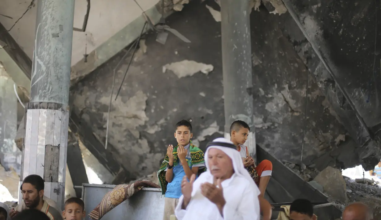 Seorang jemaah tengah berdoa di sebuah masjid yang rusak akibat serangan Israel di Rafah, Jalur Gaza, Palestina, Senin (28/7/14). (REUTERS/Ibraheem Abu Mustafa)