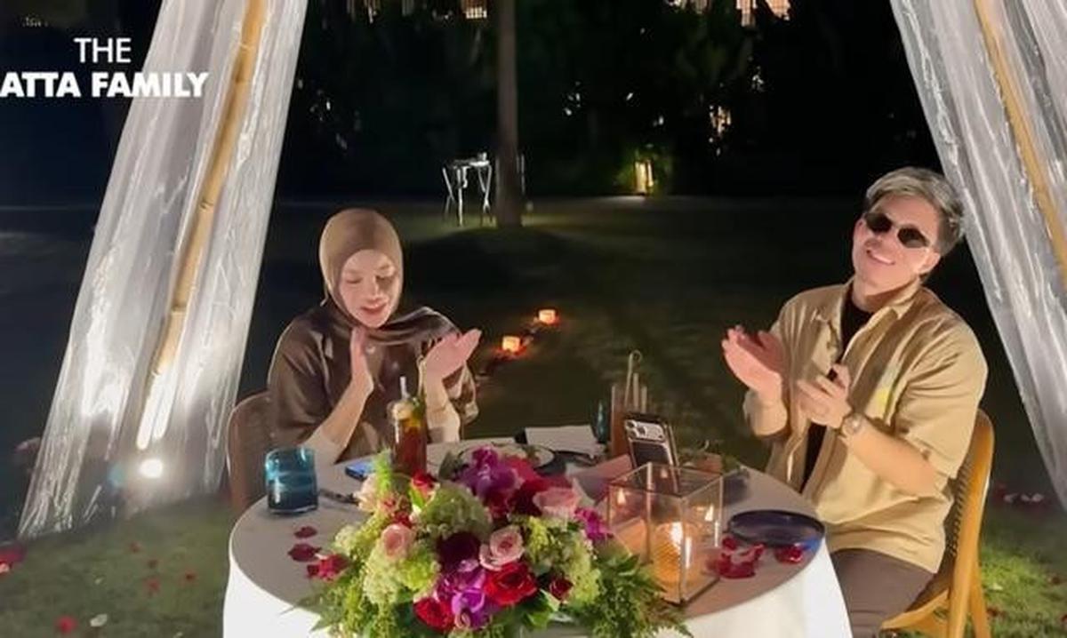 8 Potret Dekorasi Anniversary Pernikahan ke-5 Atta Aurel, Mewah Penuh Kejutan Romantis