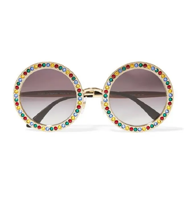 Coba tampil lebih chic dengan sunglasses berbingkai embellished yang trendi. (Foto: www.whowhatwear.com)