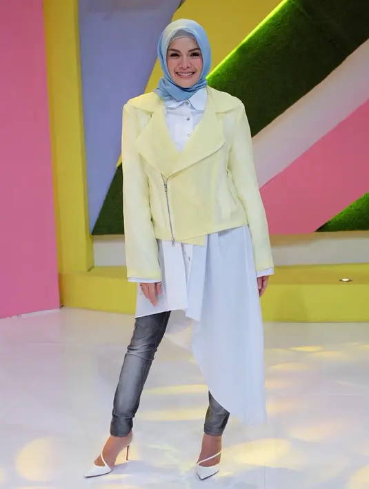 Keputusan Nikita berhijab setelah banyak berdiskusi degan Ustaz Maulana dan juga Niki didatangi mendiang kedua orang tuanya di dalam mimpi. Namun di balik kemantapannya, masih ada rasa takut di dirinya. (Instagram/nikitamirzanimawardi_17)