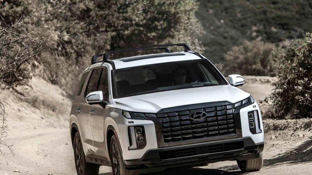 Palisade Signature juga dilengkapi dengan fitur keseluruhan yang terdapat pada Palisade XRT, termasuk dual sunroof, LED headlights dan rear lights, serta parametric hidden-type DRL