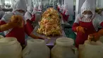 Dalam foto pada 1 Desember 2020, pekerja menyortir kubis di lini produksi pembuatan kimchi di Pabrik Kimchi Ryugyong di Pyongyang, Korea Utara. Setiap tahunnya, pabrik itu menghasilkan sekitar 4.200 ton acar khas Korea yang terbuat dari sayuran kubis yang diawetkan tersebut. (KIM Won Jin/AFP)