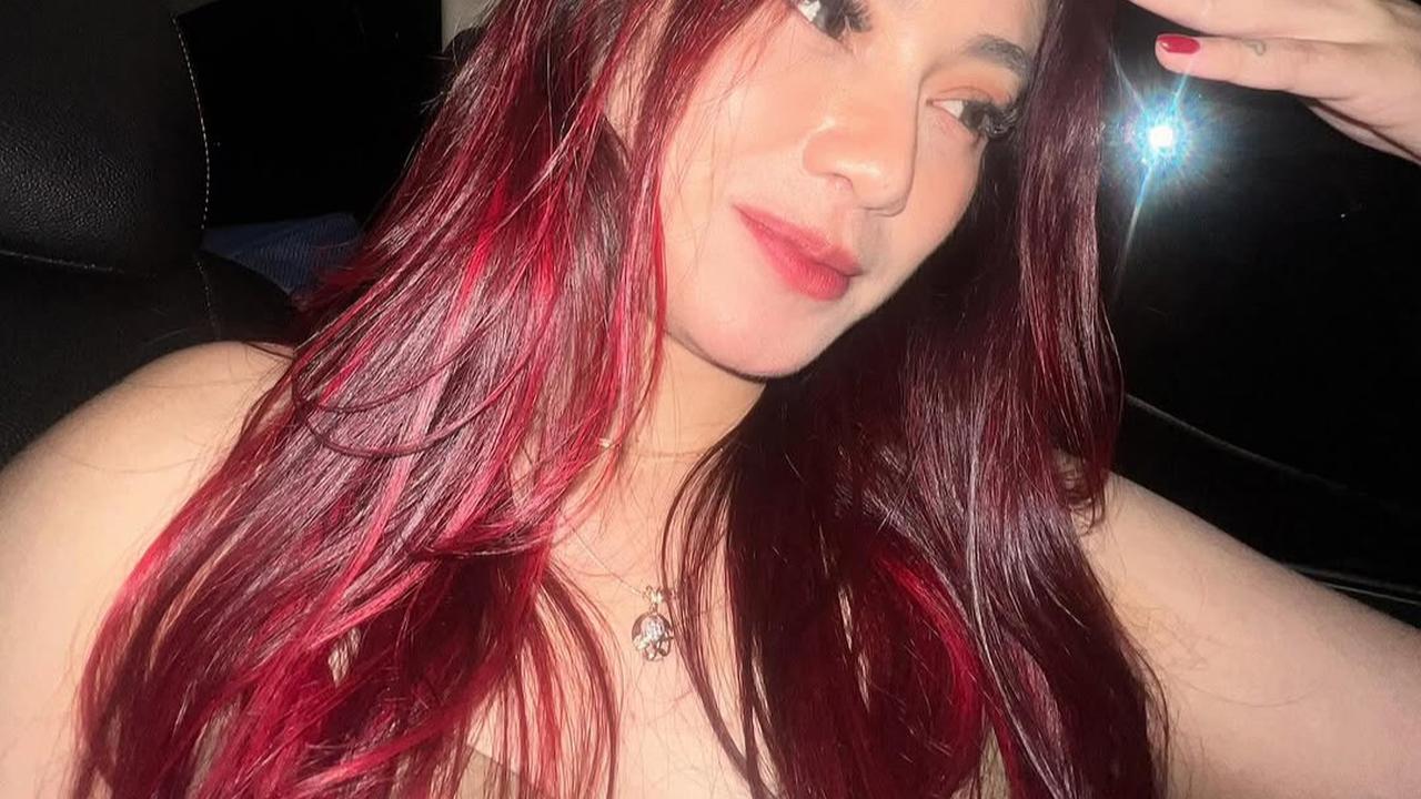 Tampilan Dara the Virgin dengan Makeup Minimalis (credit: instagram/darathevirgin)