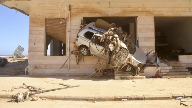 Jungkir Balik Mobil Tersapu Banjir Dahsyat di Libya