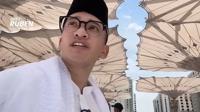 Potret Ruben Onsu Jalani Umroh Perdana Usai Mualaf