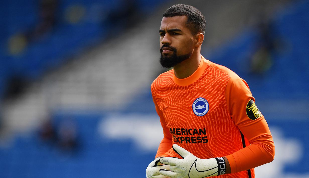 Robert Sanchez. Kiper berusia 24 tahun yang kini memasuki musim keempat bersama Brighton and Hove Albion ini total telah membuat 16 clean sheet dari 48 laga di Liga Inggris. Jumlah tersebut dikoleksinya hanya bersama satu klub, Brighton mulai musim 2018/2019 hingga kini. (AFP/Pool/Ben Stansall)