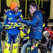 Momen Pedro Acosta (kanan) berbincang dengan Valentino Rossi (tengah). (X/VR46)