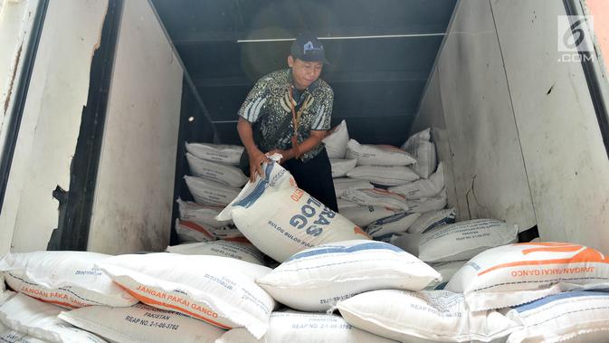 Petugas menurunkan beras jenis medium saat Operasi Pasar Beras di Pasar Induk Beras Cipinang, Jakarta, Kamis (22/11). Perum Bulog dan PT Food Station hari ini menggelar operasi pasar beras medium seharga Rp 8.500 per kg. (Merdeka.com/Iqbal S. Nugroho)