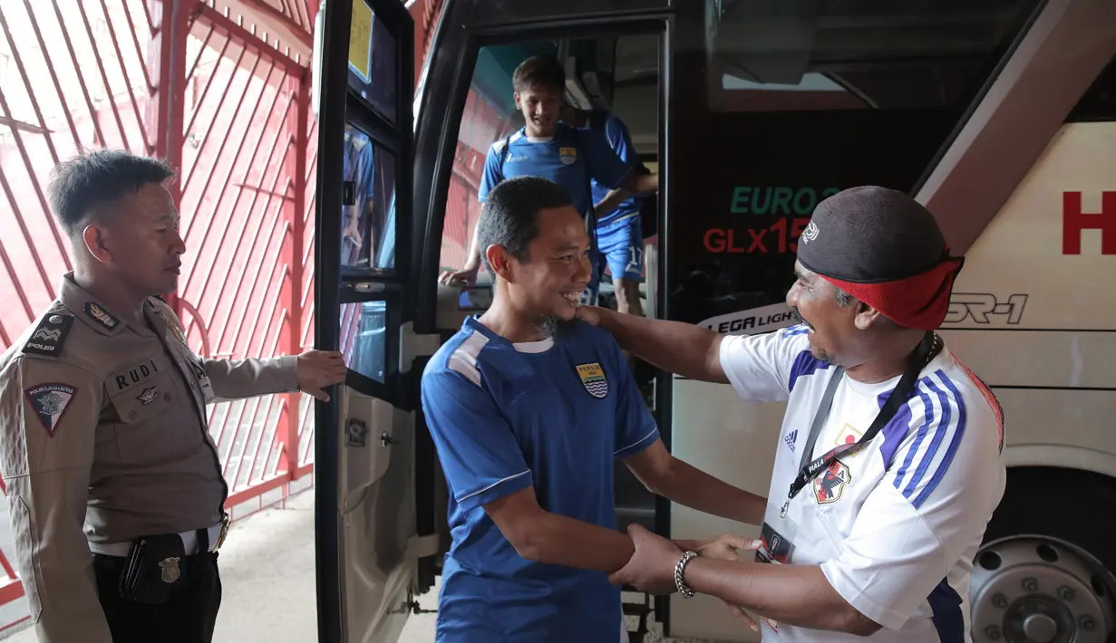 Gelandang sayang Persib, M. Ridwan turun dari bus untuk berlatih jelang laga final Piala Presiden 2015 menghadapi Sriwijaya FC di Stadion Utama Gelora Bung Karno, Jakarta, Sabtu (17/10/2015). (Bola.com/Vitalis Yogi Trisna)