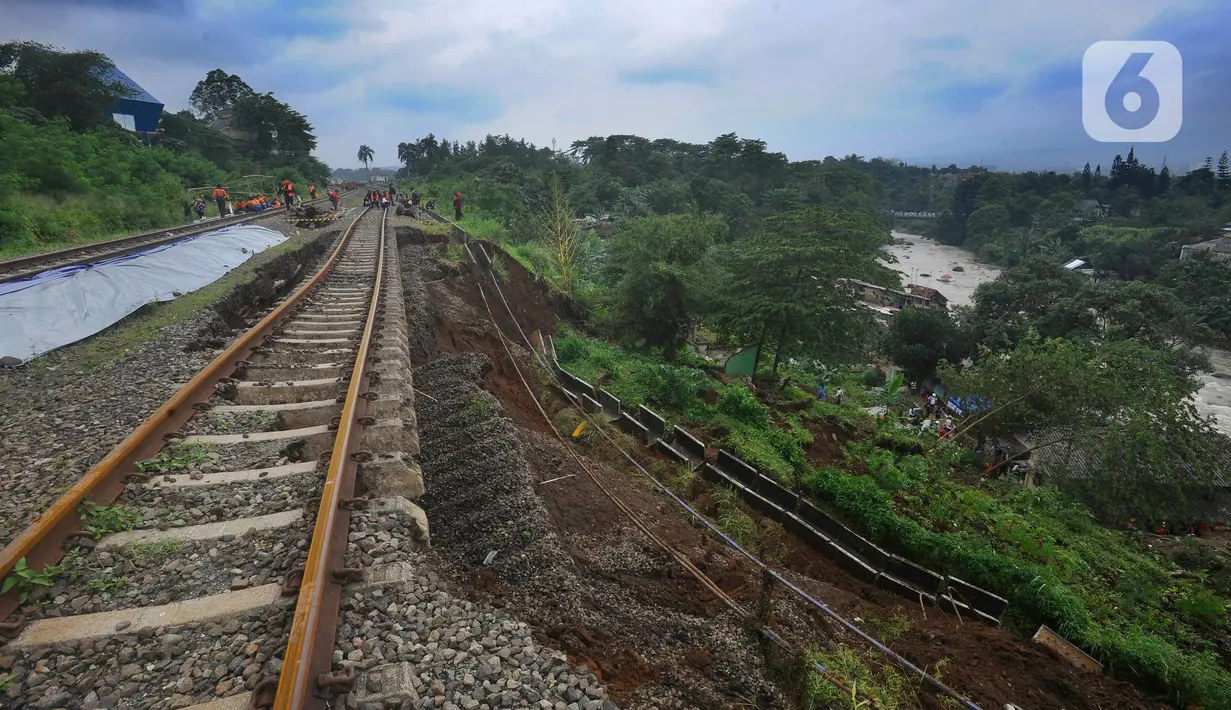 <p>Tim Sar mencari korban hilang akibat <a href="https://www.liputan6.com/photo/read/5228238/longsor-natuna-pencarian-korban-di-desa-pangkalan-terus-dilakukan?page=1" rel="nofollow">longsor </a>tebing di jalur perlintasan Kereta Api (KA) Bogor-Sukabumi di Kampung Sirnasari, Kelurahan Empang, Kota Bogor, Rabu (15/3/2023). (merdeka.com/Arie Basuki)</p>