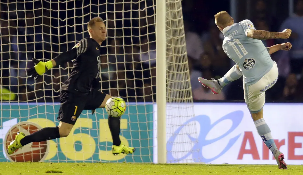 Pemain Celta Vigo, John Guidetti, menaklukkan kiper Barcelona, Andre Ter Stegen untuk mencetak gol keempat dalam lanjutan La Liga Spanyol di Stadion Balaidos, Vigo, Spanyol, Kamis (24/9/2015) dini hari WIB. (Reuters/Miguel Vidal)