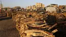Tumpukan kayu yang dijual terlihat di sebuah pasar di Sanaa, Yaman, pada 5 November 2020. Penduduk Yaman beralih menggunakan kayu untuk memasak karena kekurangan pasokan bahan bakar. (Xinhua/Mohammed Mohammed)