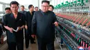 Pemimpin Korea Utara, Kim Jong-un saat meninjau Sinuiju Chemical Fiber Mill di Sinuiju, Korea Utara (2/7). (Korean Central News Agency/Korea News Service via AP)