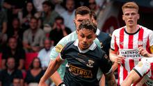 Bek kiri Go Ahead Eagles, Dean James beraksi saat melawan PSV Eindhoven dalam laga Johan Cruijff Shield di Phillip Stadion (3/8/2025). (Instagram Dean James)