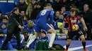 Manajer Chelsea Antonio Conte memberi instruksi saat pemain Chelsea Ross Barkley dan pemain Bournemouth, Ryan Fraser berebut bola pada laga pekan ke-25 Premier League 2017-2018 di Stamford Bridge, Rabu (31/1).  Chelsea kalah telak 0-3. (AP /Tim Ireland)