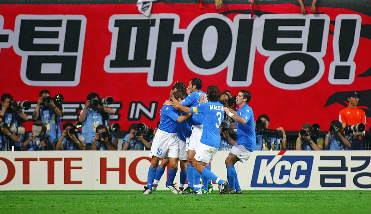 Timnas Italia sudah unggul 1-0 pada menit ke-18. Gol dicetak melalui tandukan kepala Christian Vieri usai menerima umpan sepak pojok Francesco Totti. (AFP/Jimin Lai)